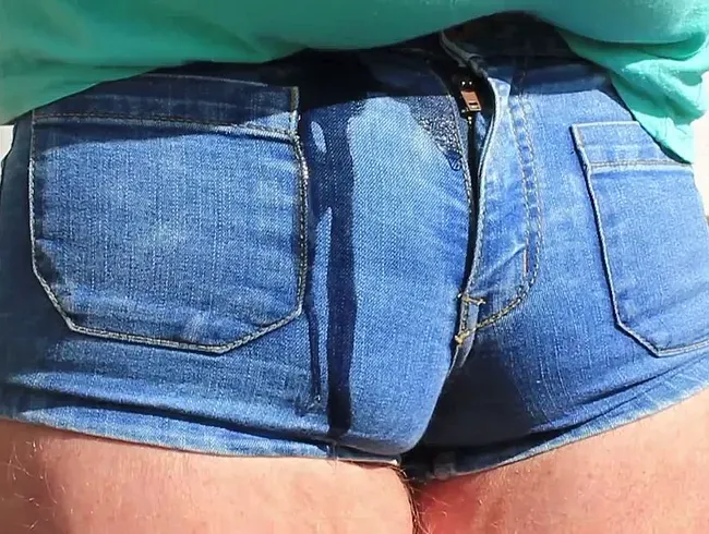 Mittelblaue Patch-pocket Shorts, stramm, weich und nass (Kein Ton)