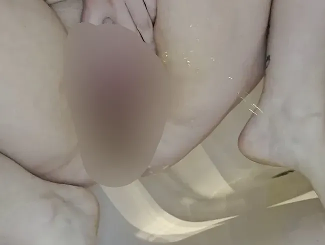 Wie schön der Urin von der Pussy herrausläuft :P