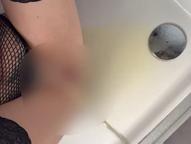 In die Dusche gedrängt und voll auf die Muschi gepisst!