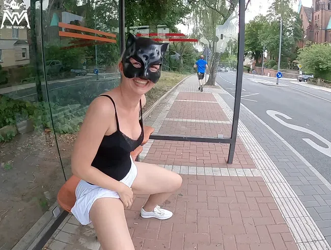 Public Piss Parade #16. Die Bus Haltestelle