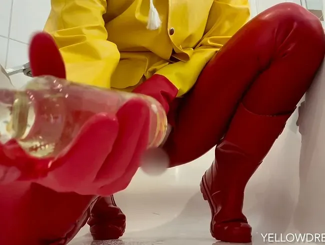 2. STOPP! Rotes Latex, Gasmaske, Gummistiefel, gelbe Regenjacke und viel Natursekt.