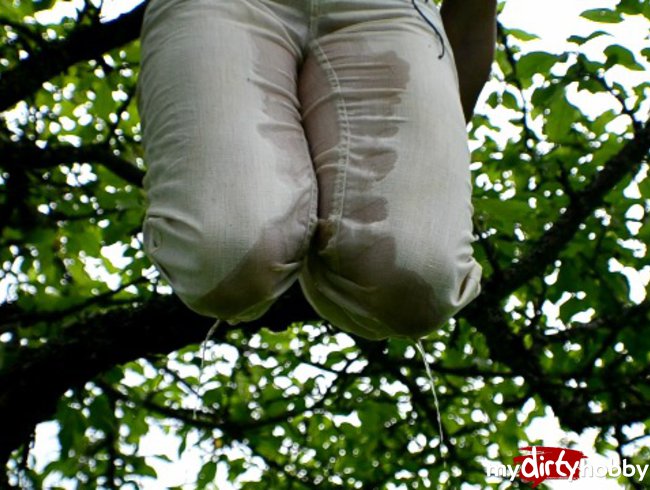Peeing in white jeans on tree / Pinkeln in weißen Jeans auf Baum
