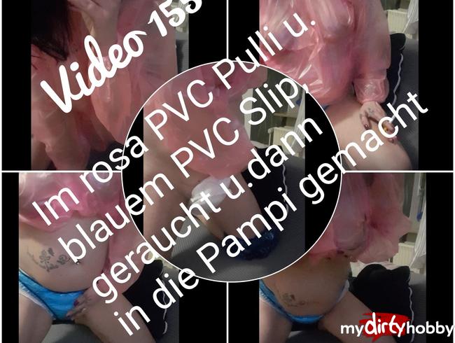 Im rosa PVC Pulli und blauem PVC Slip. Erst geraucht,dann in die Pampi gemacht