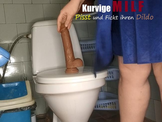 Kurvige MILF pisst und fickt ihren Dildo in der Toilette