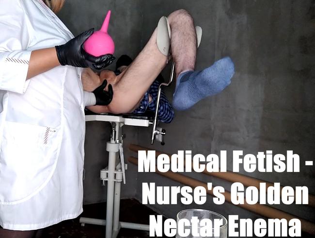 Medizinischer Fetisch - Einlauf mit goldenem Nektar der Krankenschwester