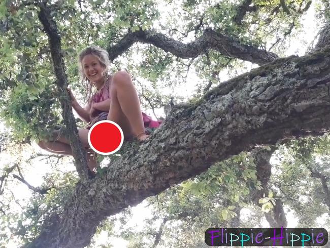 Verrücktes Hippie Girl pinkelt vom Baum