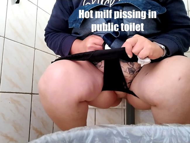 Heiße Milf pisst auf öffentliche Toilette