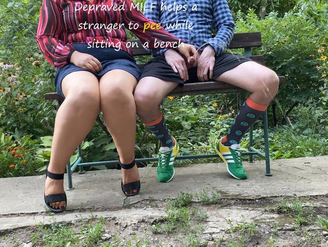 Verdorbene MILF hilft einem Fremden beim Pinkeln, während sie auf einer Bank sitzt